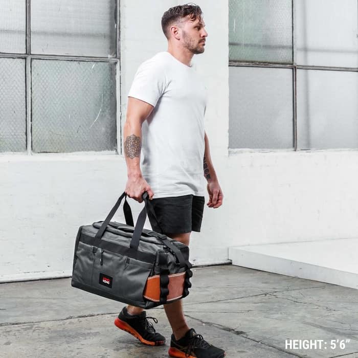 King Kong Core35 Duffel Charcoal carried man