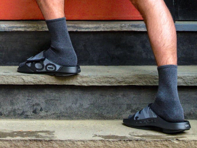 OOFOS Mens OOahh Sport Flex Sandal worn by an athlete