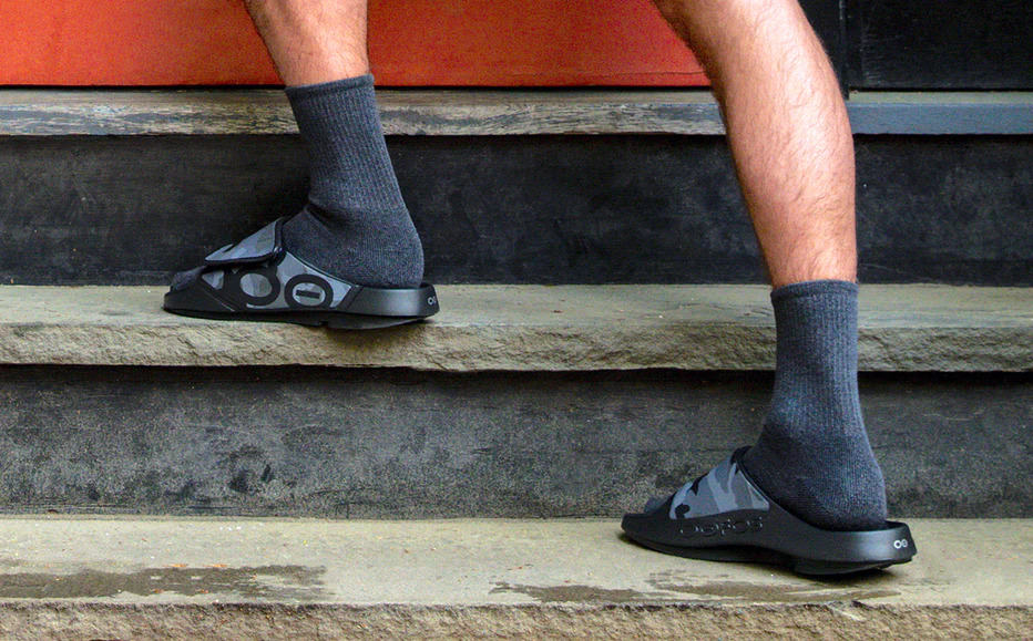 OOFOS Mens OOahh Sport Flex Sandal worn by an athlete