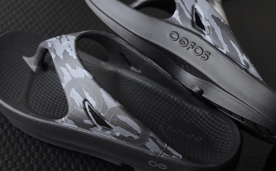 OOFOS Men’s OOriginal Sport Sandal pair top view