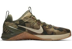 The updated Mens Nike Metcon DSX Flyknit 2 Training Shoe features a breathable, lightweight upper with Flyknit construction for a balanced feel. Its drop-in midsole and sticky rubber outsole offer stability, comfort and excellent traction while you train.