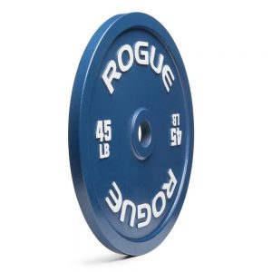 Eine kalibrierte Stahlplatte von Rogue Fitness. Die blaue Farbe bedeutet, dass es sich um eine 45 Pfund (45 lbs) Platte handelt - die auch als solche gekennzeichnet ist