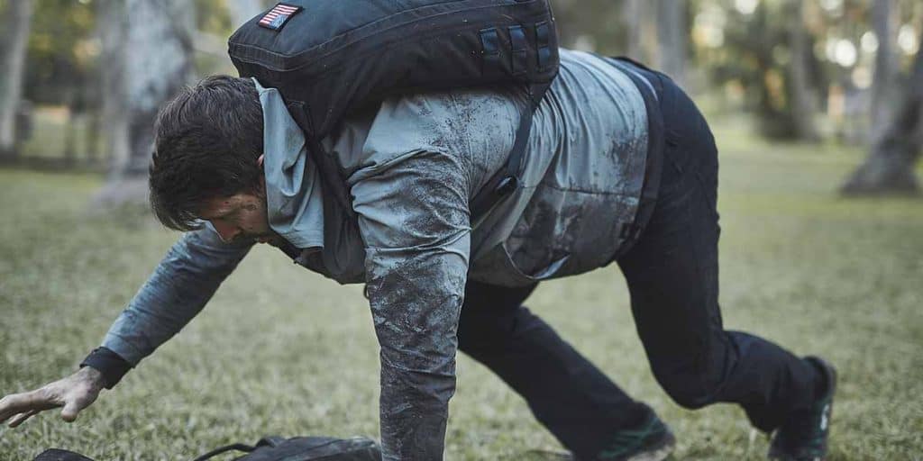 Bear crawl - z plecakiem GORUCK rucker - to jest coś, co możesz zrobić podczas GORUCK Light event - lub innego wydarzenia.