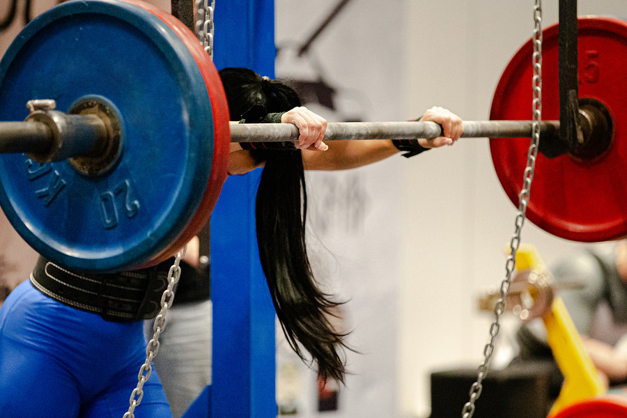 Squatting with a weightlifting belt - female